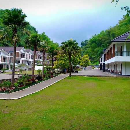 Zuri Resort Cipanas Puncak Exterior foto