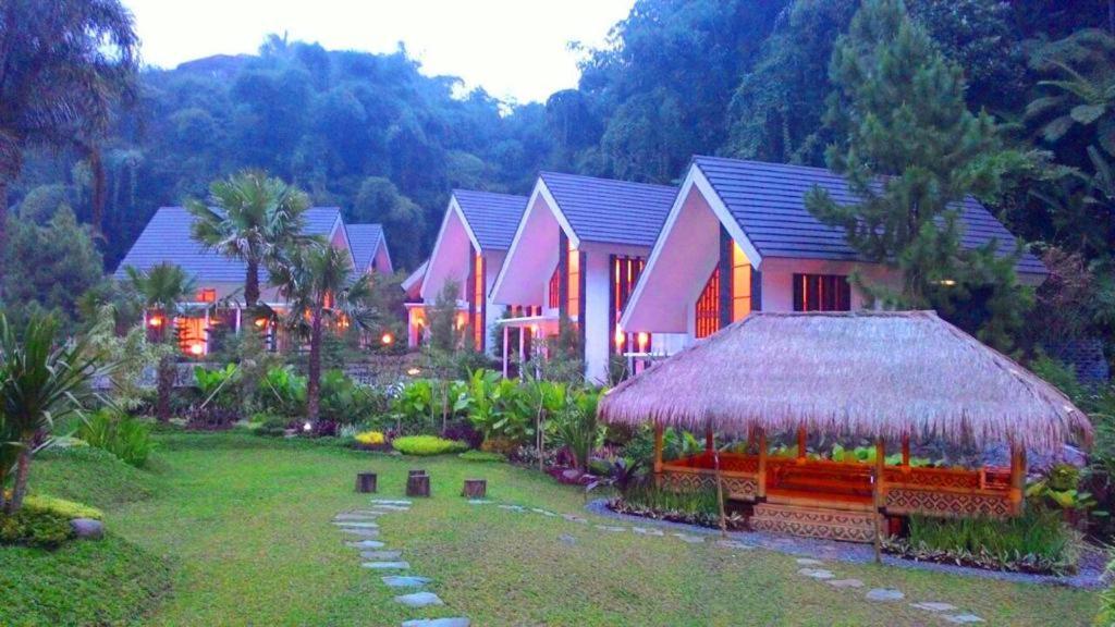 Zuri Resort Cipanas Puncak Exterior foto